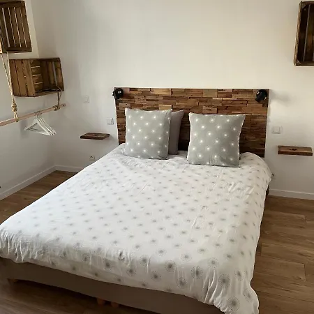 Trémail - La Au Pied De Votre Bed & Breakfast